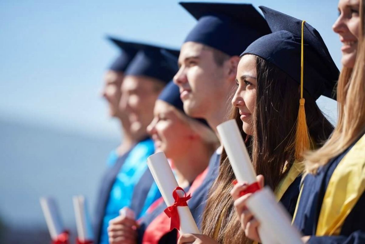 Шетелде оқитын 2 мыңнан астам студент Қазақстанға оралды