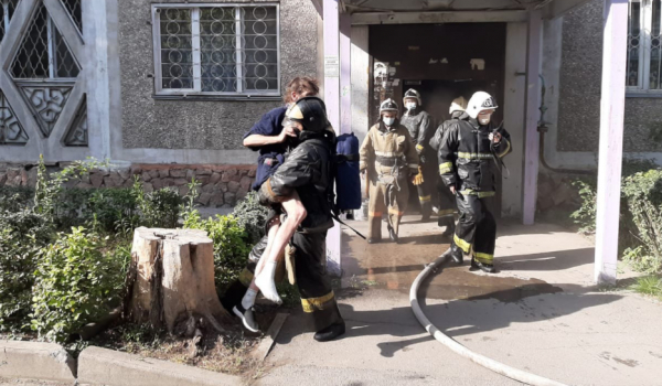 Алматыда өртенген пәтерден 3 адам құтқарылды