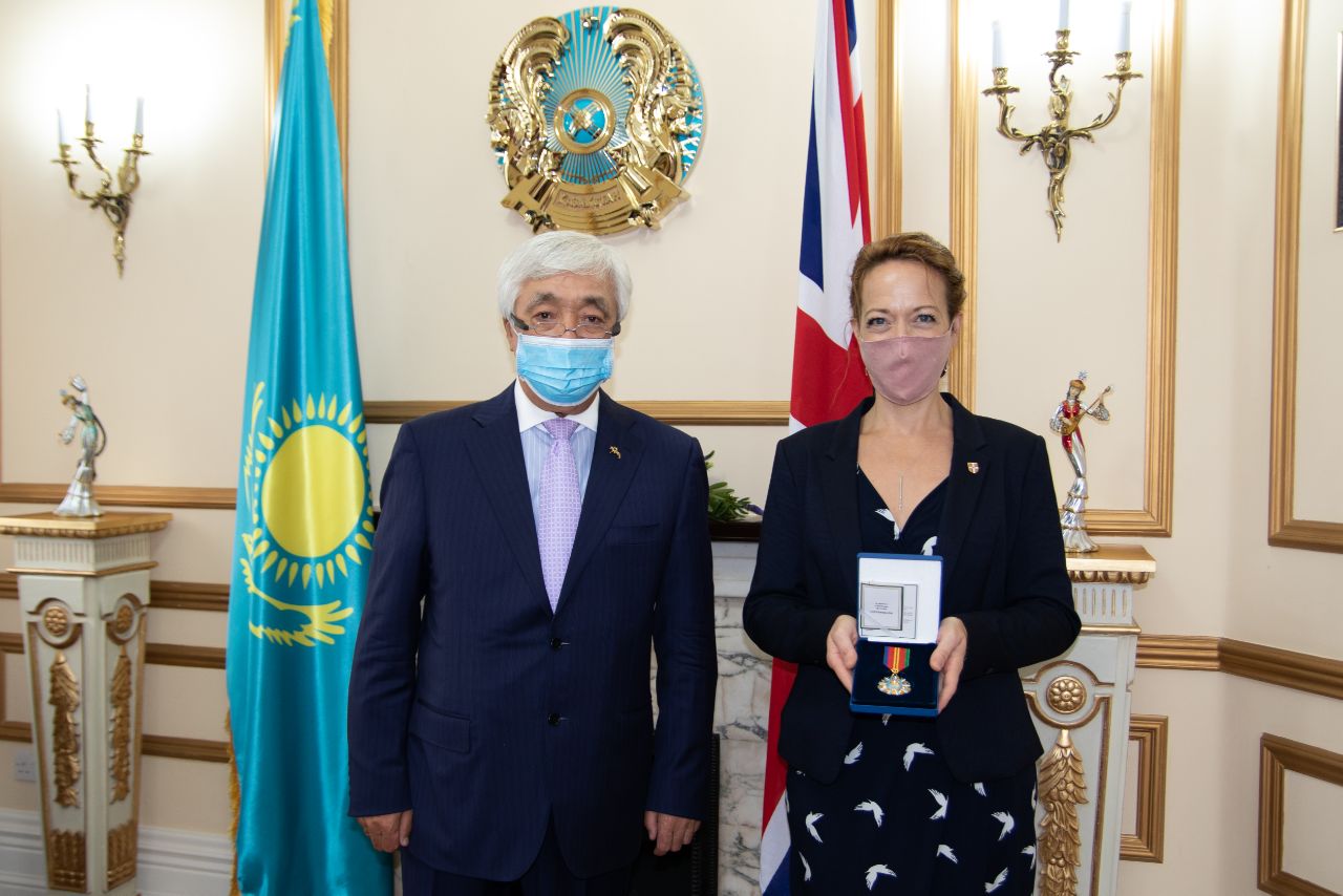 Кембридж университетінің өкілі "Достық" орденімен марапатталды