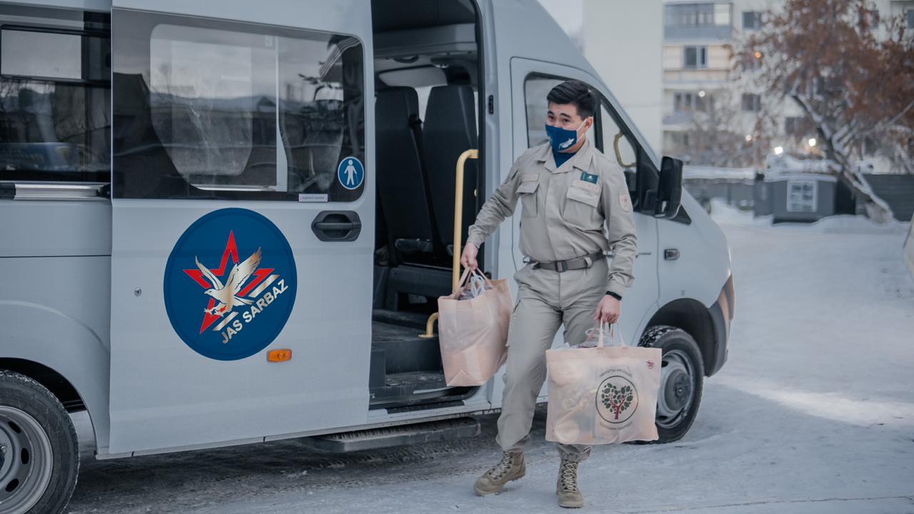 “Жүректен жүрекке” акциясы аясында 30 әскери-дәрігерлерге азық-түлік себеттері таратылды