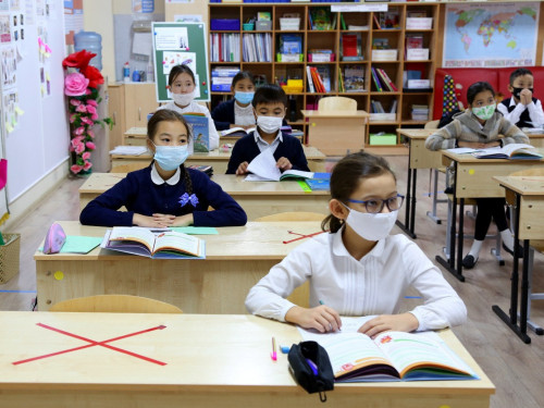 Жаңа қаулы шықты: оқушылар мен студенттер қалай оқиды