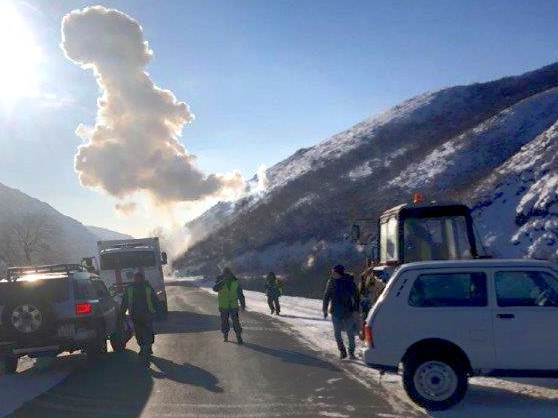 Шығыс Қазақстанда жол бойында жиналған қар жасанды жолмен түсірілді