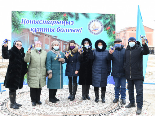 Гүлшара Әбдіқалықова сырдариялықтарға жаңа үйдің кілтін табыс етті