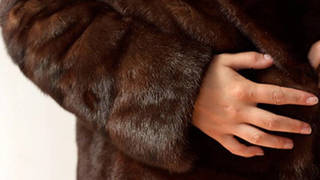 Зейнеткерді алдап, құндыз тонын қолды қылған алаяқ ұсталды