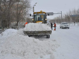 Атырау көшелерін қардан тазартып жатыр