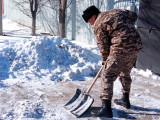Атыраулық әскерилер ардагерлер тұратын үйдің ауласын тазартып берді