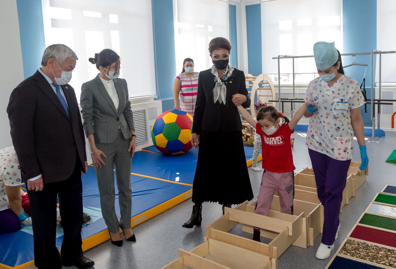 Дариға Назарбаева Тараздағы инклюзияны қолдау кабинеттерінің жұмысымен танысты