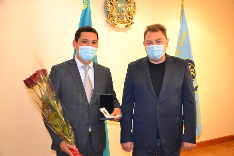 Төтенше жағдайлар министрі баланы тілсіз жаудан құтқарған жігітті марапаттады