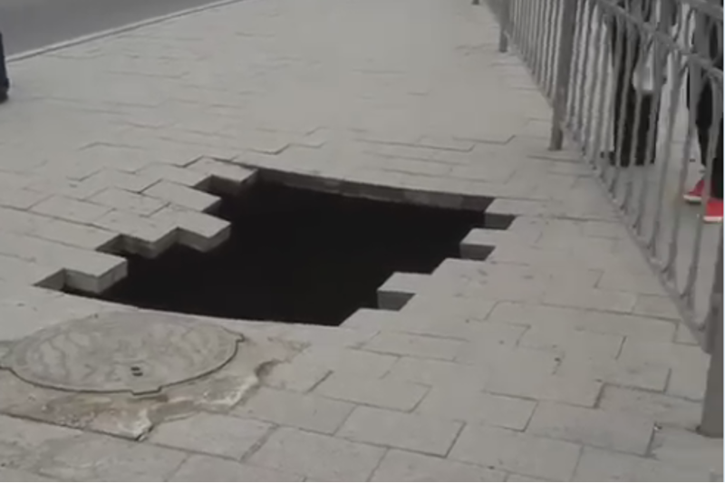 Нұр-Сұлтанда жаяу жүргінші жолында үлкен шұңқыр пайда болды