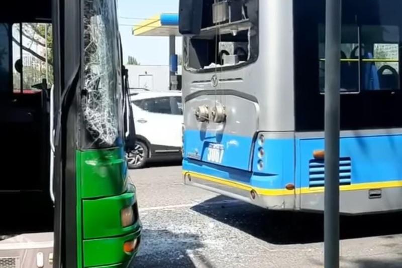 Алматыда автобус пен троллейбус соқтығысып, екі жолаушы жарақат алды