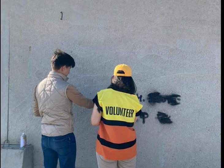 Атырауда 100-ге жуық граффити жазбасы өшірілді