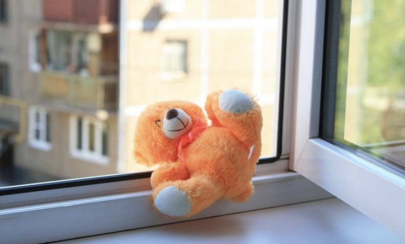 Орал қаласында төрт жасар қыз терезеден құлап кетті