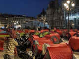Парижге заңсыз келген мигранттар билікке талап қойды