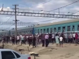 Атырауда әскерден келген сарбазды күткендер пойызға жармасқан