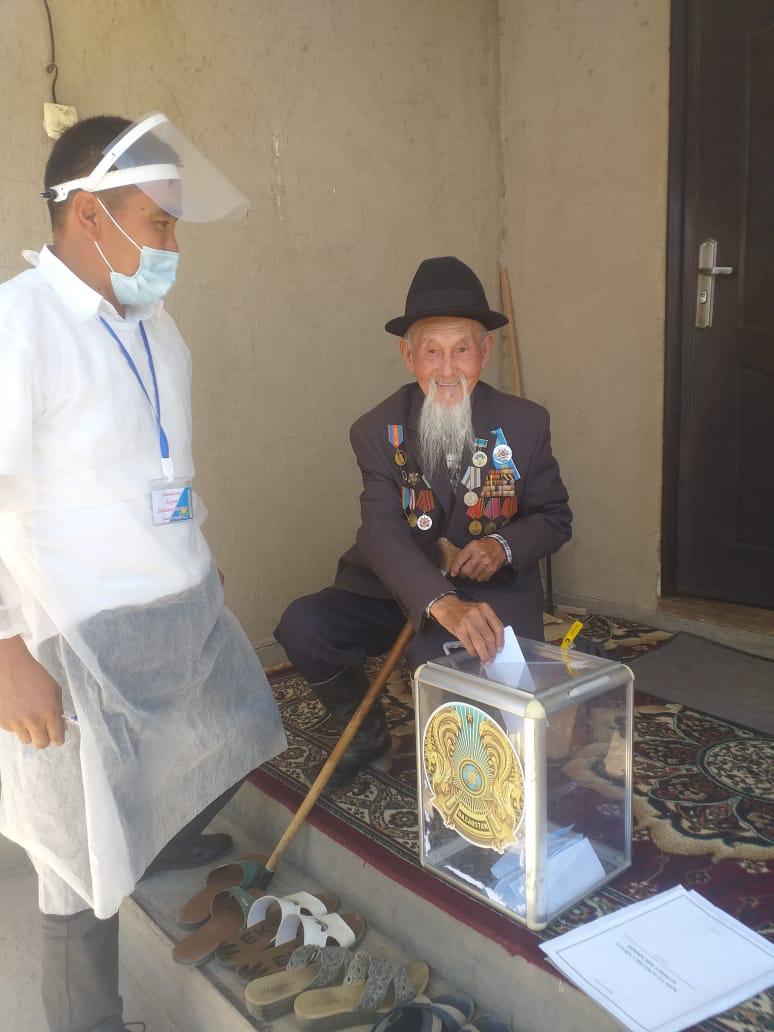 Әкімдер сайлауы: Т.Рысқұлов ауданында 98 жастағы қария таңдауын жасап, батасын берді