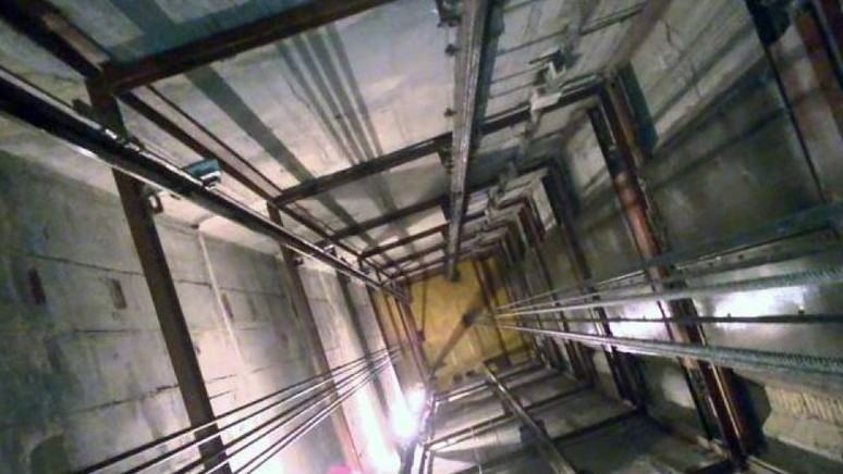 Атырауда лифт шахтасына құлаған бір адам көз жұмды