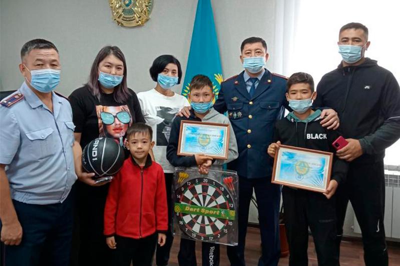 Жоғалған қызды табуға көмектескен балалар марапатталды