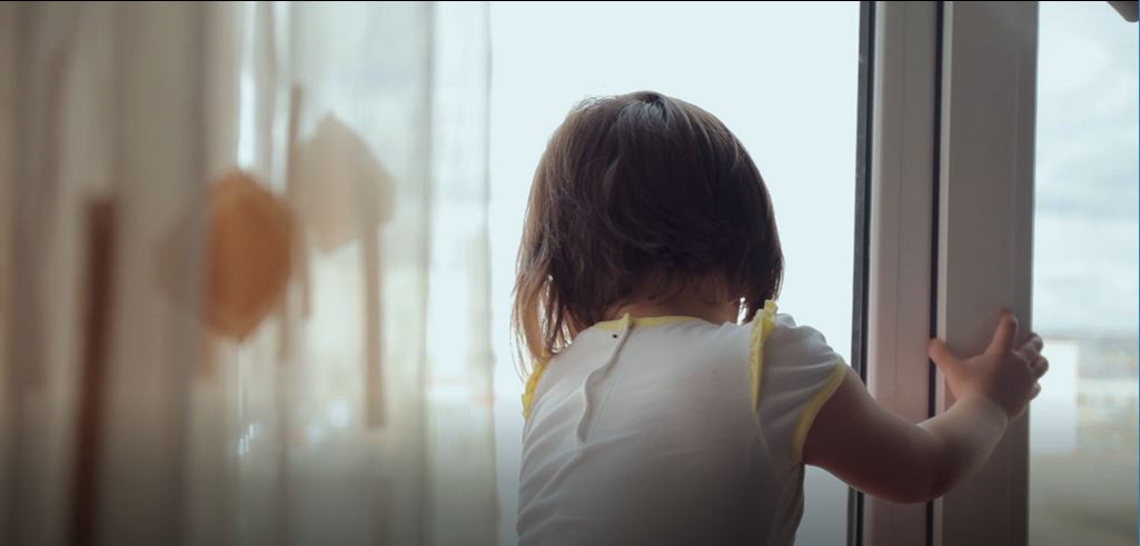 Ақтөбеде 5 жасар қыз терезеден құлап кетті