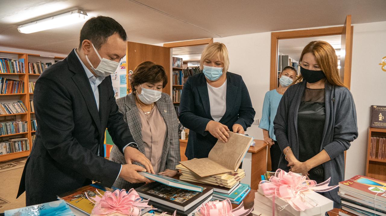 Ақмолада ауылдық кітапханаларға 200-ден астам кітап табысталды