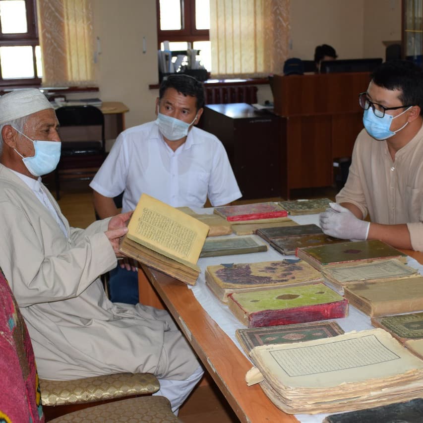 Түркістандық ақсақал қорық-музей қорына қолжазбалар мен көне кітаптар тапсырды