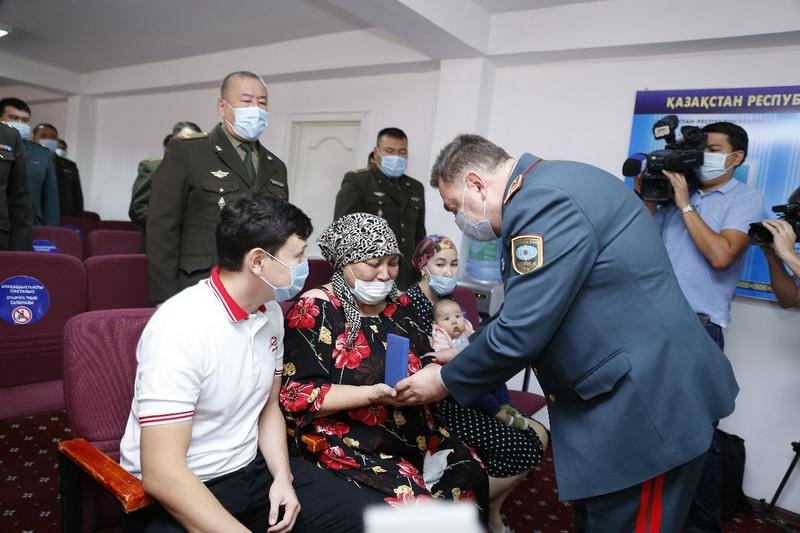 Жарылыстан көз жұмған өрт сөндірушілердің отбасыларына наградалар табыс етілді