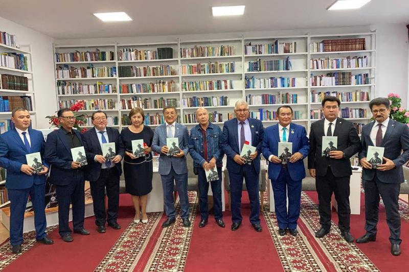 Жамбылдың өлеңдері түрік тілінде жарық көрді