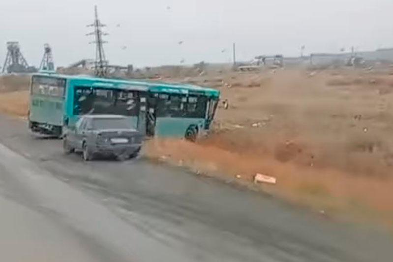 Автобус апатқа ұшырап, 21 жолаушы жарақат алды