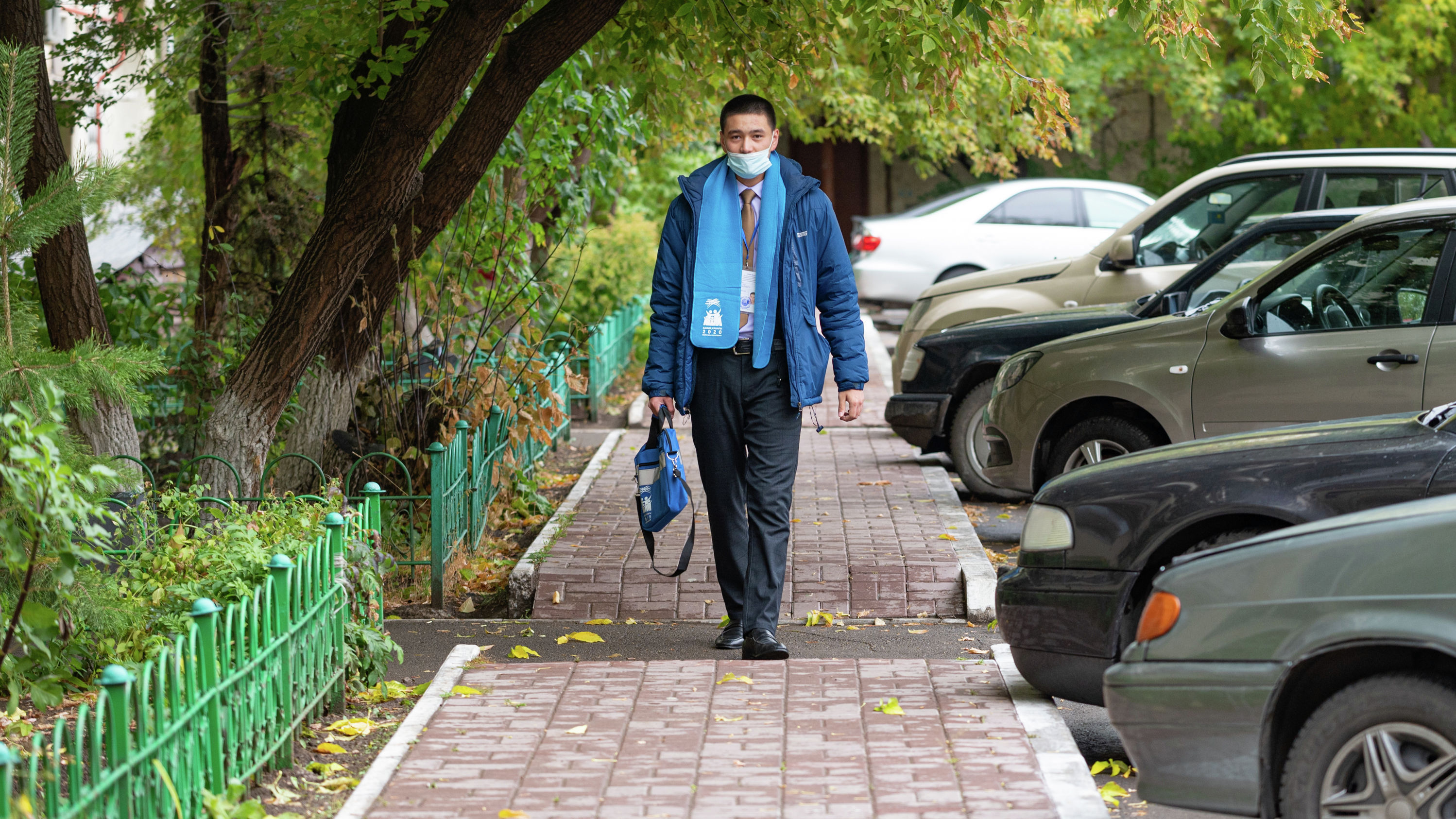 Санақшылар кейбір үйлерге полициямен бірге барады