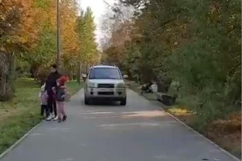 Алматыда тротуармен жүрген жүргізуші жазаланды