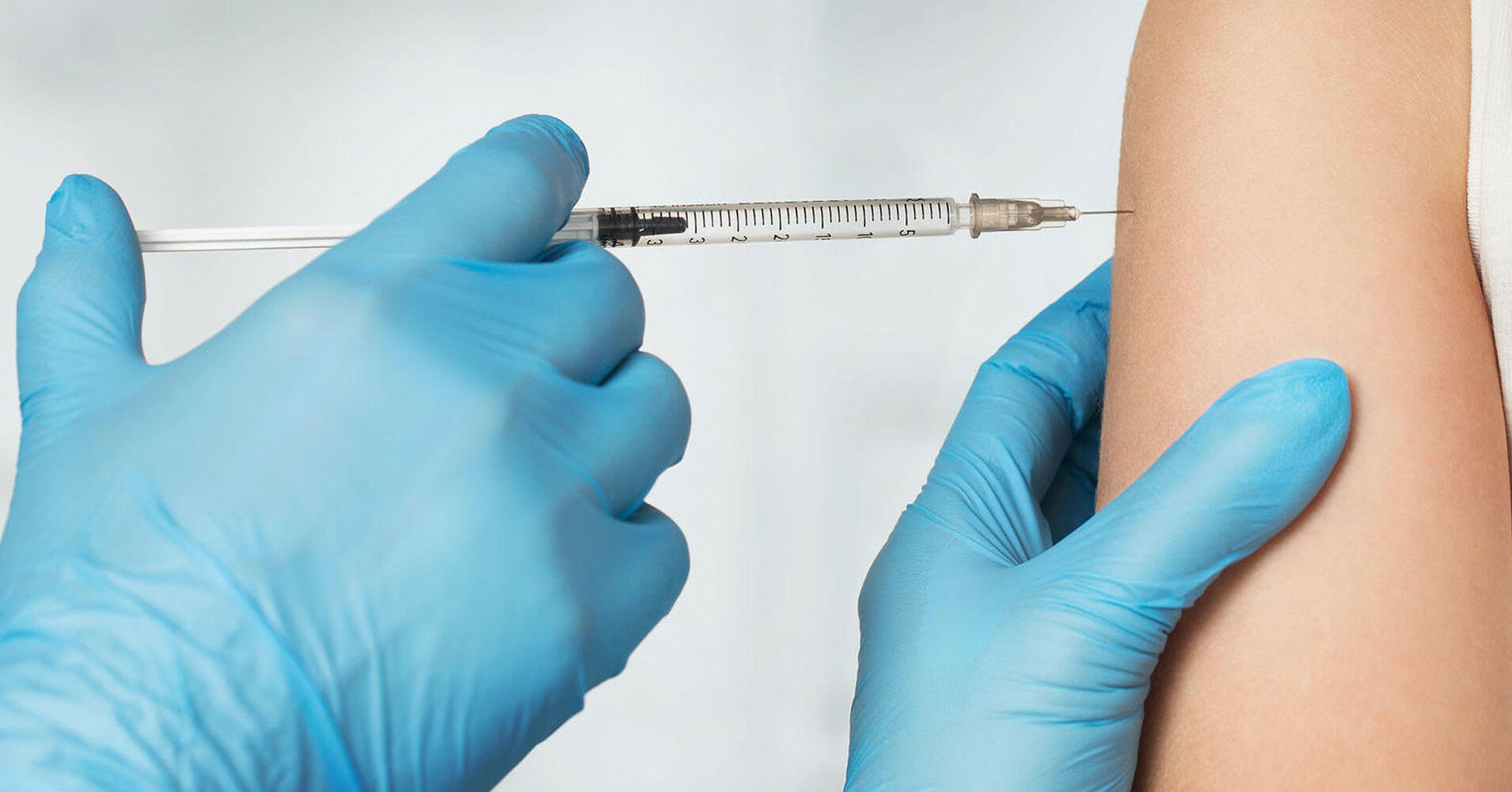 Елордада балаларға екпе салды деп мектепке баса-көктеп кірген әйелдерді сотқа берді