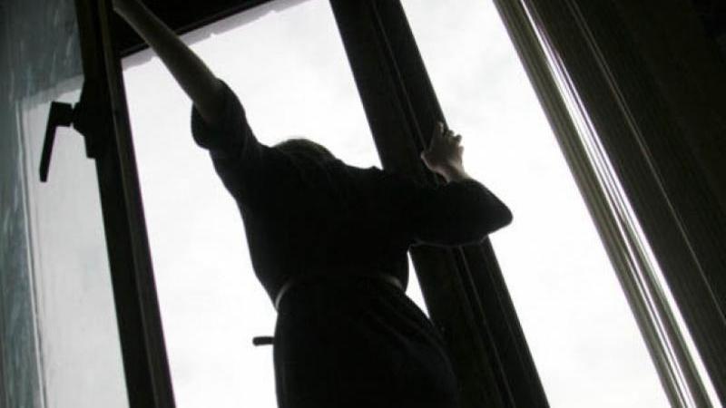 Шымкенттік полицейлер терезеден секірмекші болған қызды құтқарып қалды