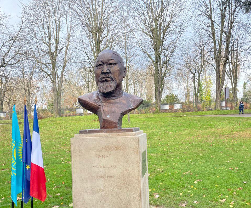Парижде Абай бюсті ашылды