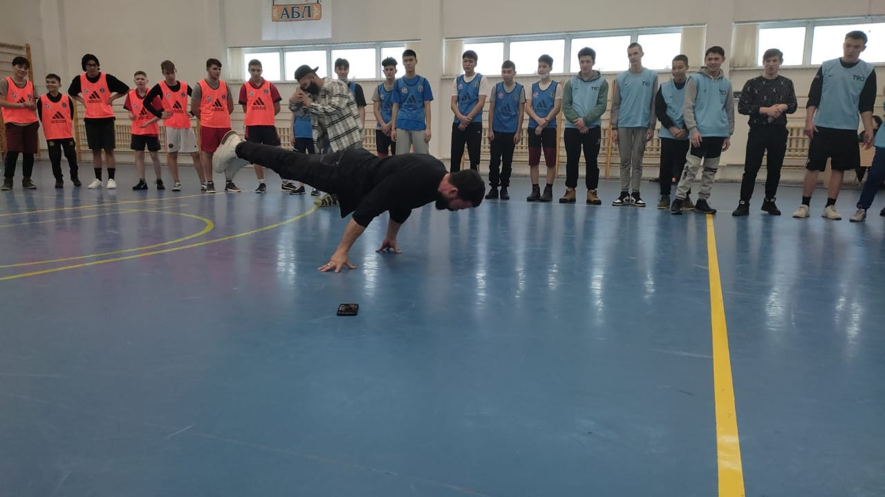 Қазақстандық спортшылар елордалық студенттерге дене шынықтыру сабағын өткізді