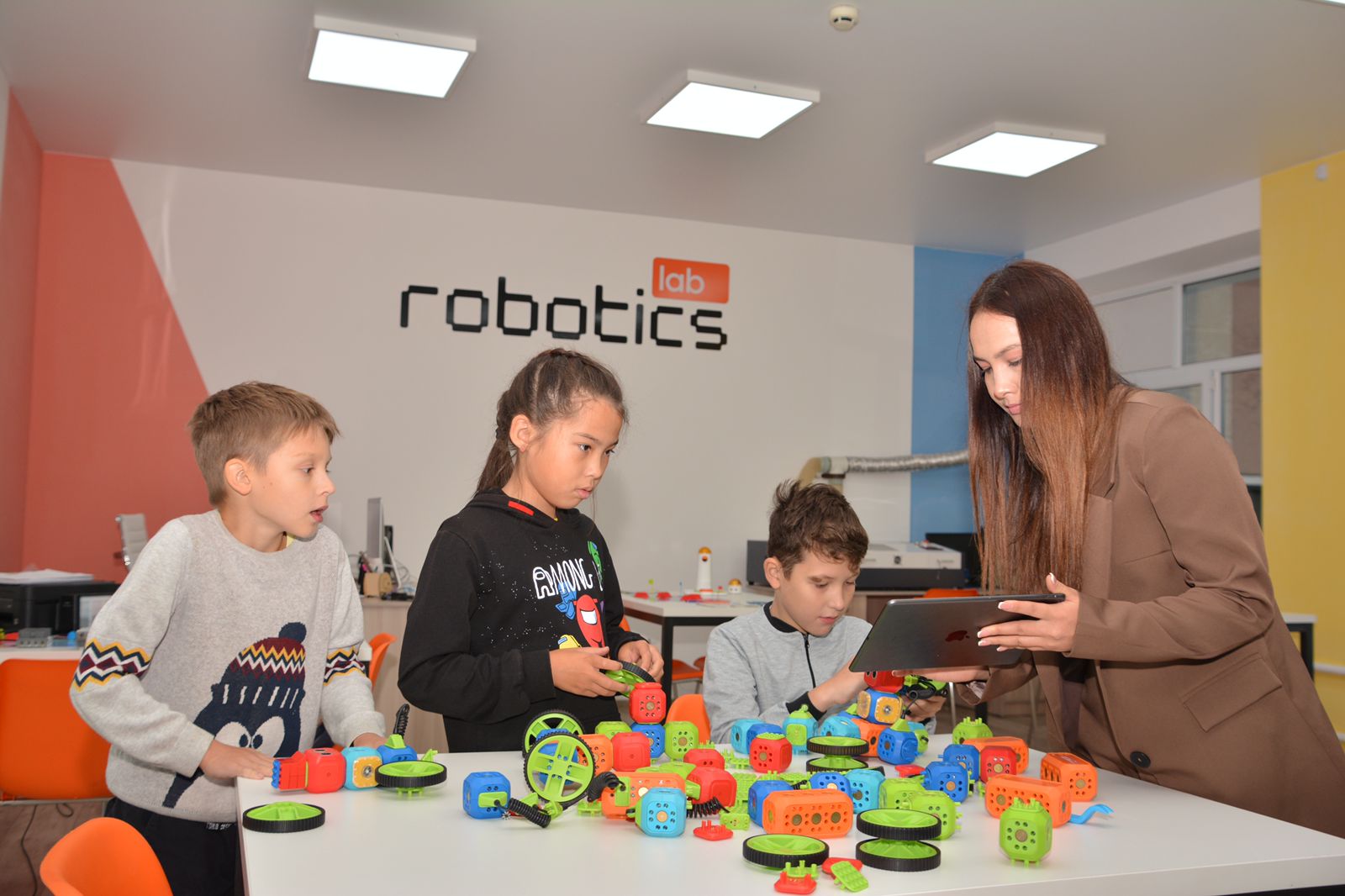 Үйірменің үйретері көп