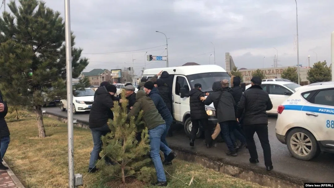 Алматыдағы тәртіпсіздік: 33 арнайы көлік өртенді