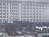 Наразылық білдірушілер Алматы әкімдігіне шабуыл жасады