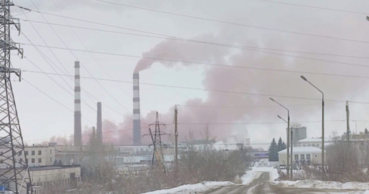 Өскемендегі кәсіпорынға қызғылт түтін үшін айыппұл салынды