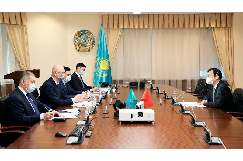 Роман Скляр Қытай елшісімен кездесті