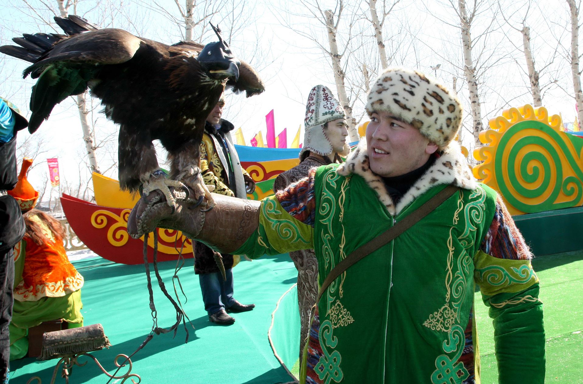 Қазақ осы ат жүгіртіп, құс салған