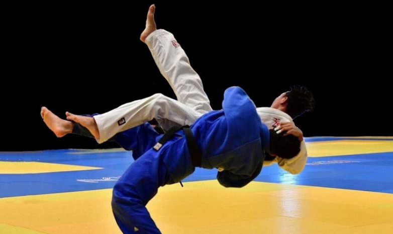 Афинадан бес қоламен оралды