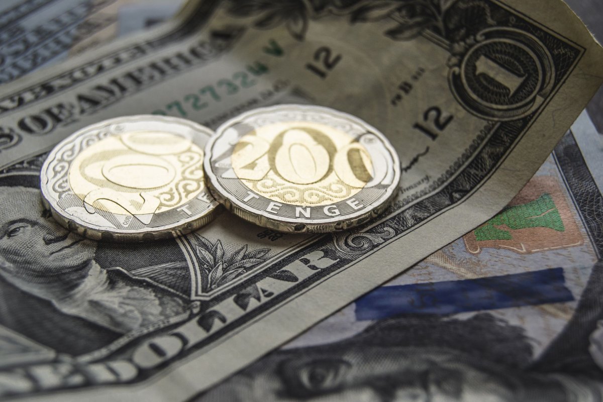 Доллардың биржадағы бағасы 451 теңге болды