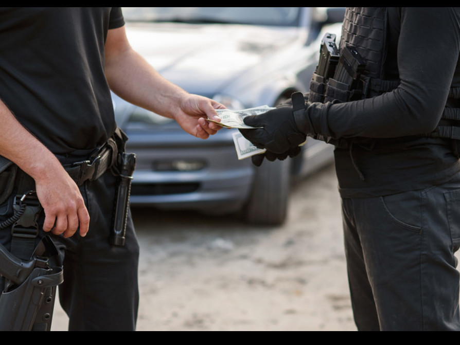 Патрульдік полиция полкінің рота командирі парамен ұсталды