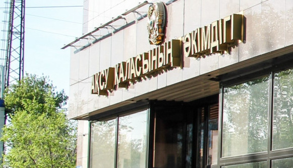 Әкімдік ғимаратынан ер адам құлап кетті