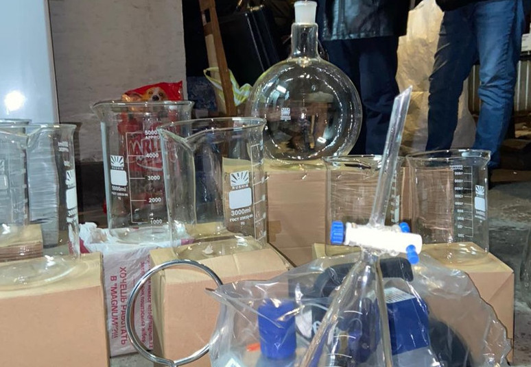 Синтетикалық есірткі өндіретін жасырын зертханалардың жұмысы тоқтатылды