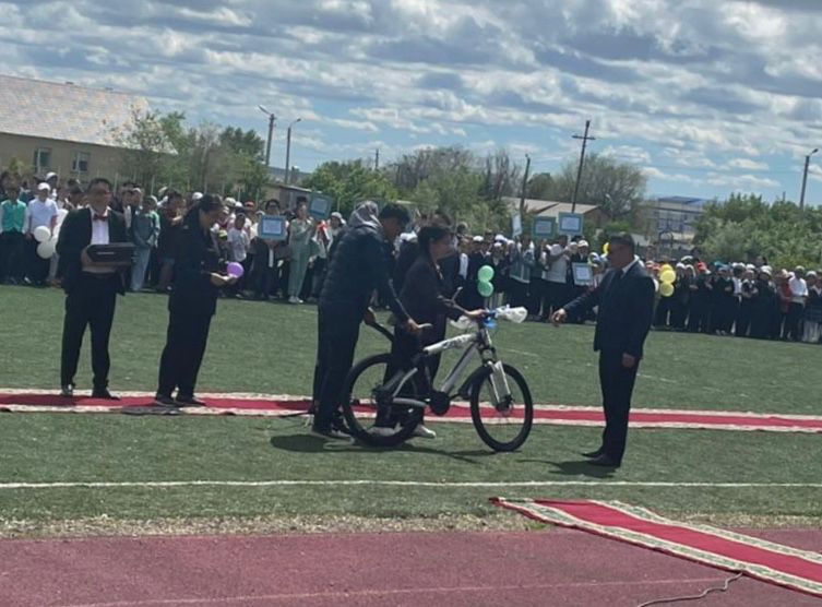 Шет ауданында үздік балалар велосипед мінді