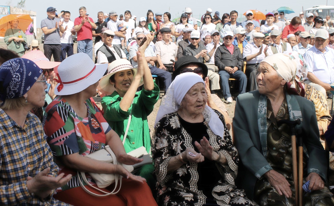Ретро порно көру: Күйеуі әйелінің көзін байлап, оны басқа еркекке сатады