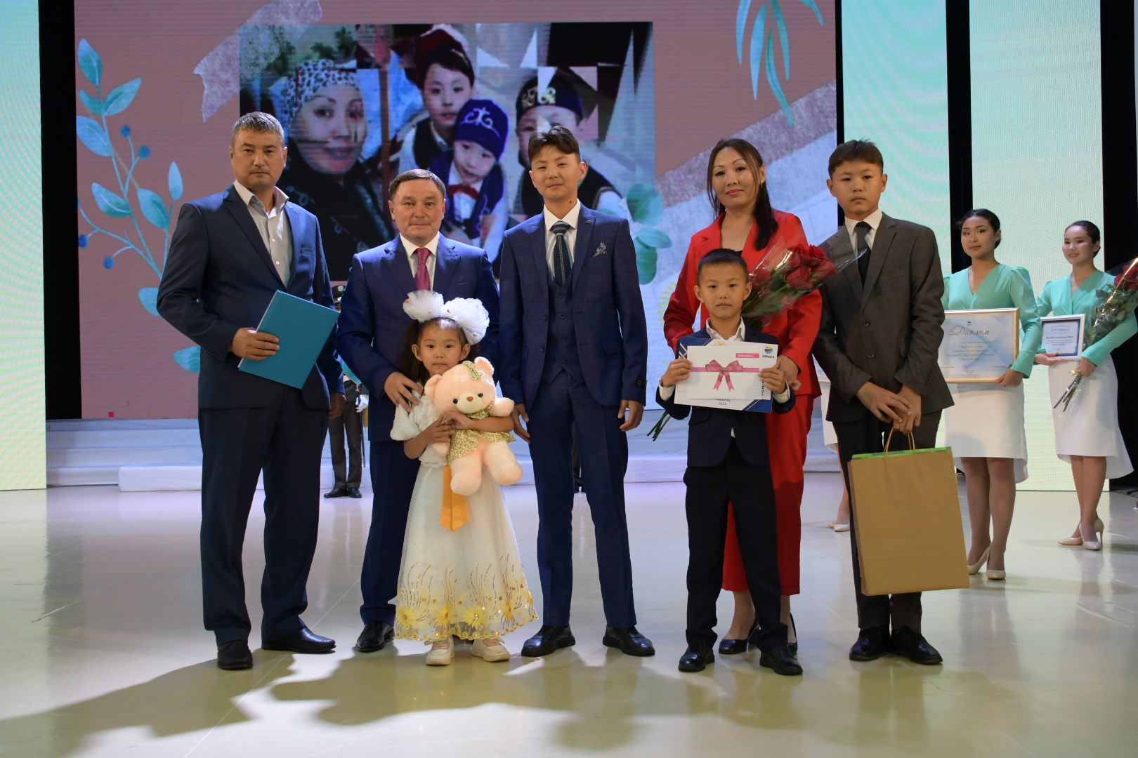 Азат елдің айбыны