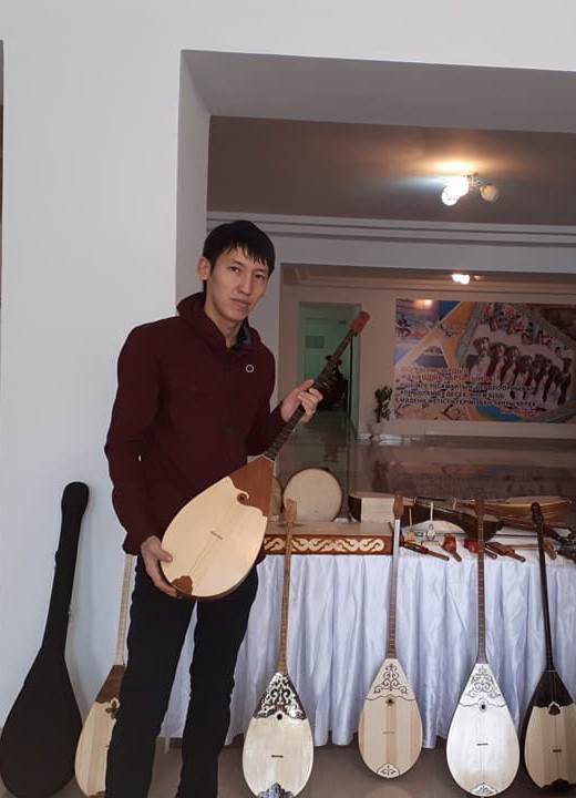 Домбыра жасаудың шебері