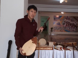 Домбыра жасаудың шебері