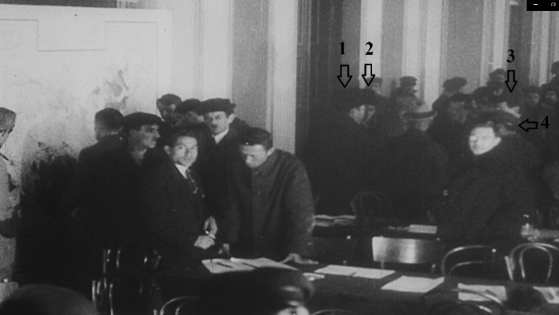 Ахмет Байтұрсынұлы шәкірттерімен бірге: 1 – Ахмет Байтұрсынұлы,                        2 – Елдес Омарұлы, 3 – Нәзір Төреқұлов, 4 – Әміре Қашаубаев